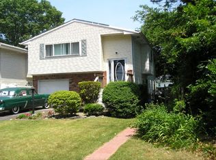 37 1st St, Ronkonkoma, NY 11779