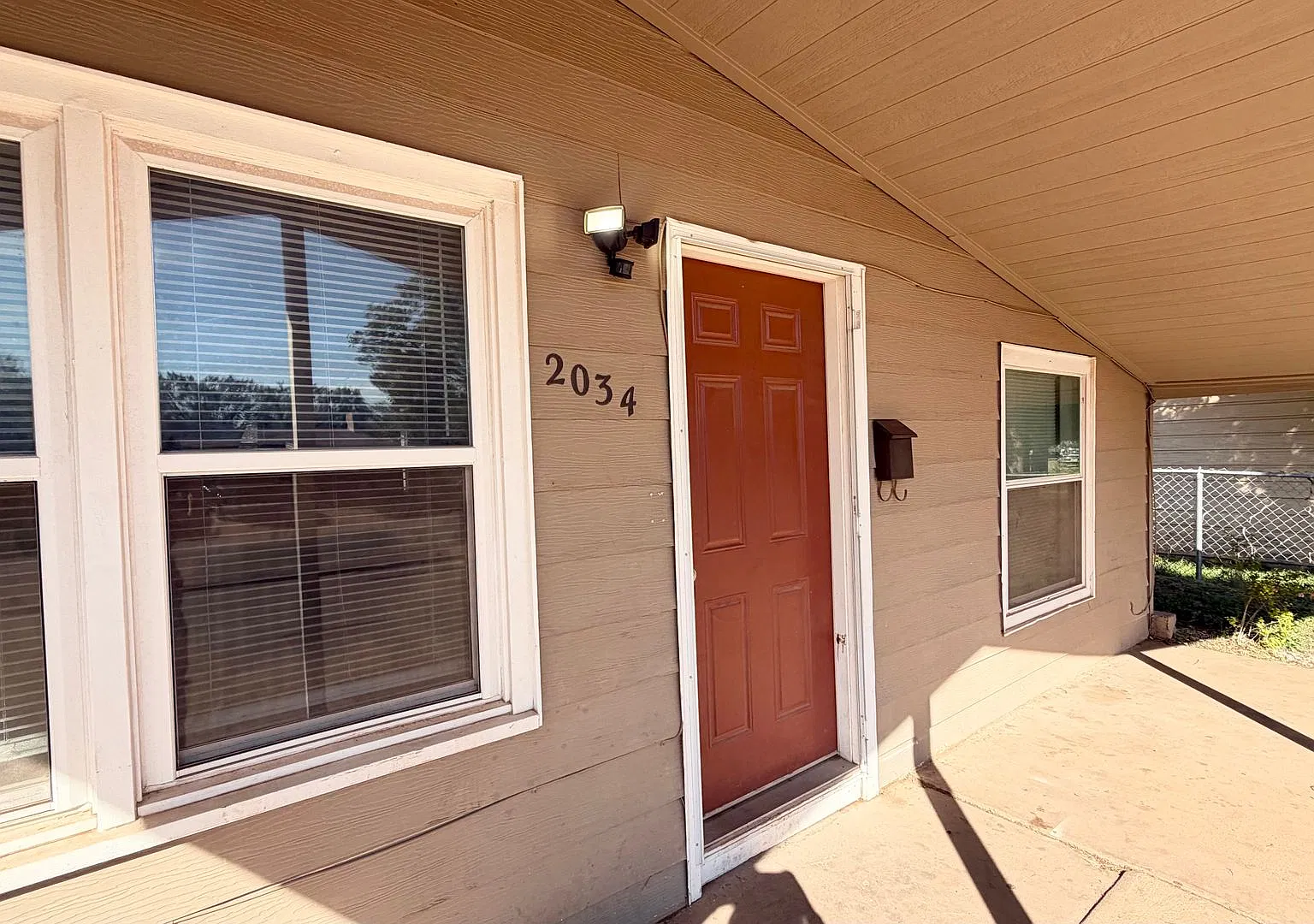 3 Bedroom, 1 Bath, Double Drive Parking; 6 Mos Lease Available! — Photo 4