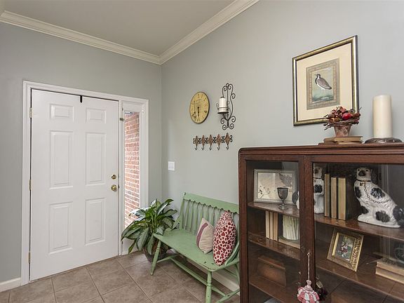 3rd image of 825 Castlemaine Ct