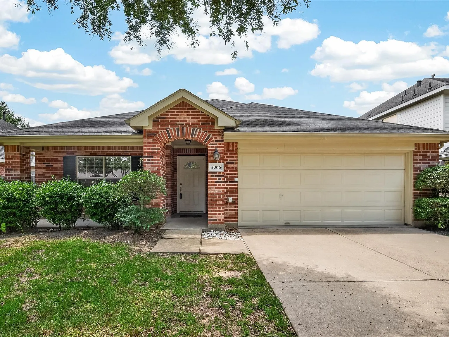 4 bed, 2.0 bath, 1981 sqft, $2,300 — Photo 1