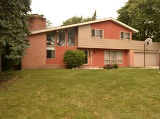 23W542 Walnut St, Roselle, IL