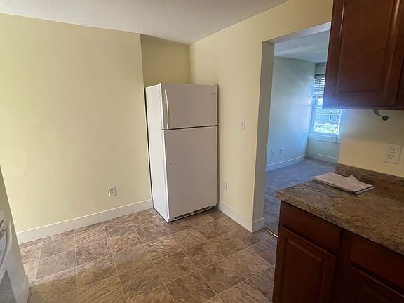 3rd image of 31 Oak St Floor 2
