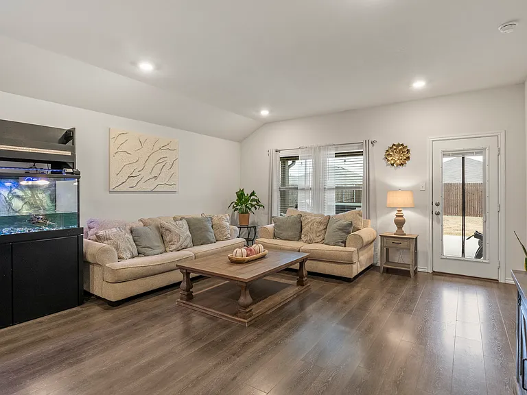 2038 Croton Ave — Photo 8