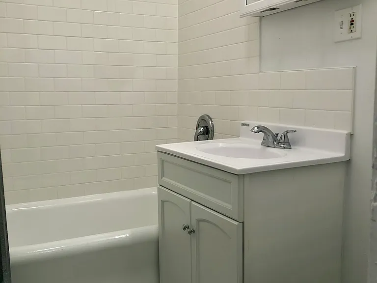 3812 N Pine Grove Ave — Photo 6