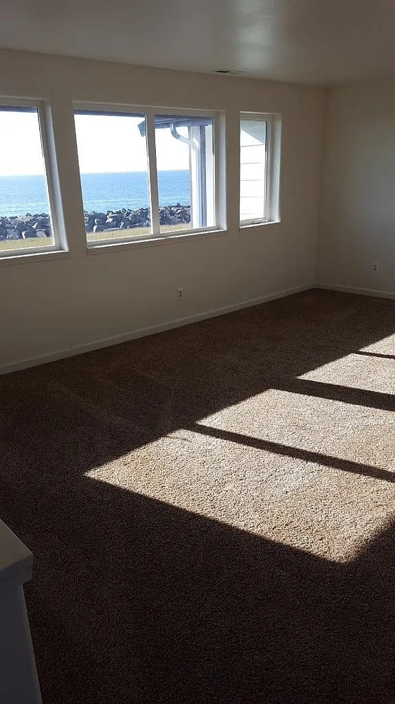 3 BR, 2.5 BA Large Townhouse with Bonus Living Room — Photo 4