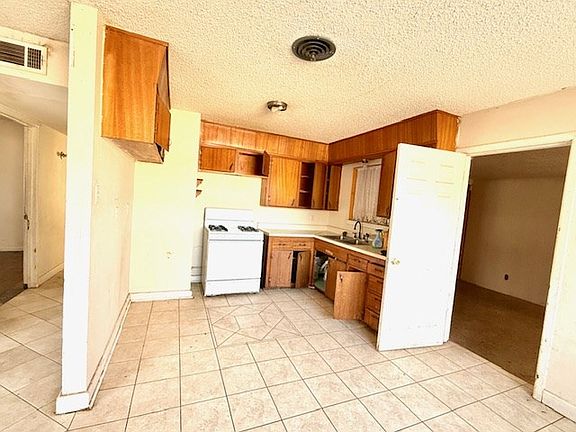 4th image of 2217 Country Club Dr