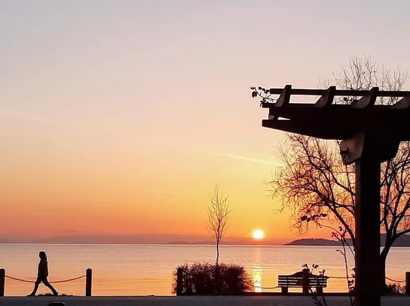 5160 Davis Bay Rd #105, Sechelt, BC V7Z 0H3