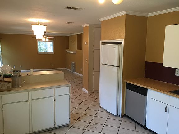 3rd image of 9609 Pine Cove Dr