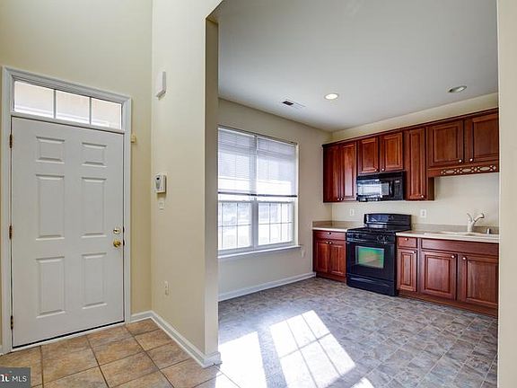 4th image of 302 London Downs Cir