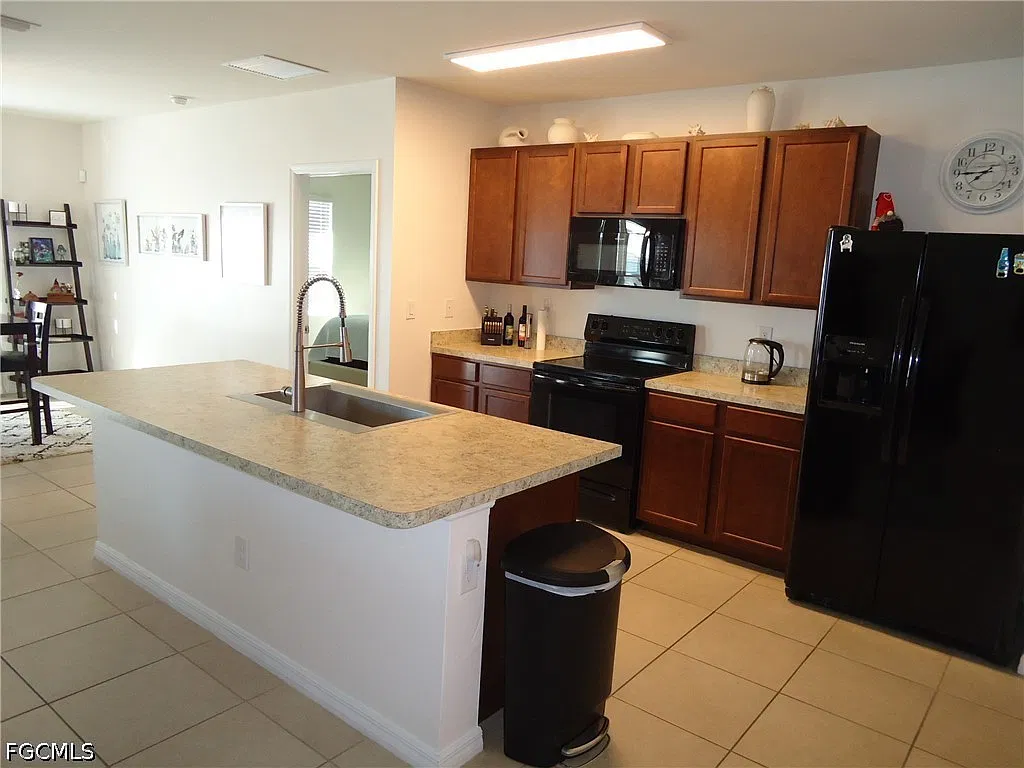 3 bed, 2.0 bath, 1700 sqft, $3,450 — Photo 3