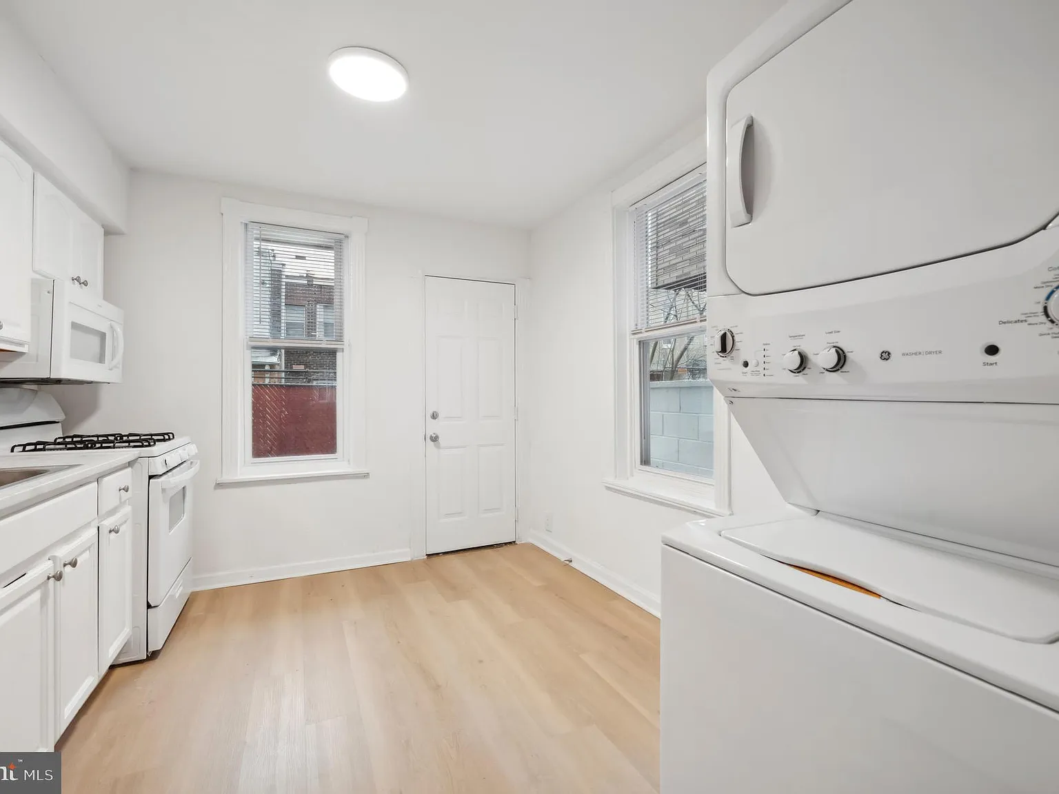 3 bed, 1.0 bath, 948 sqft, $2,300 — Photo 2