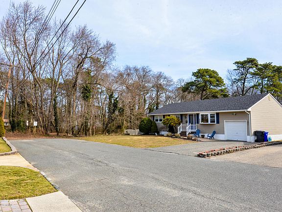 5th image of 102 Redwood Pl E