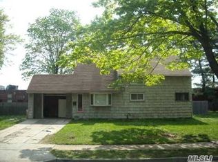 1 Bench Ln, Levittown, NY 11756