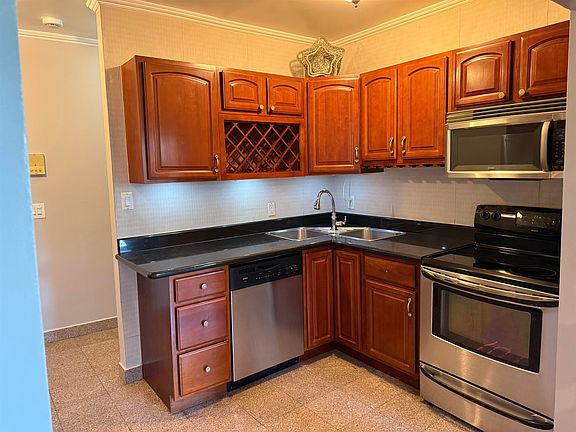 3rd image of 108 Waldo Ave APT 2A