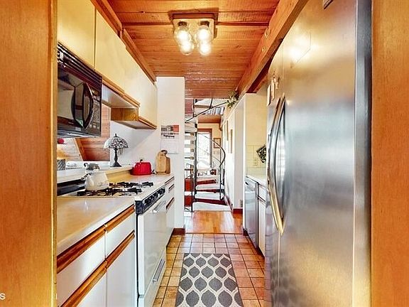 4th image of 1157 S Lakeshore Dr