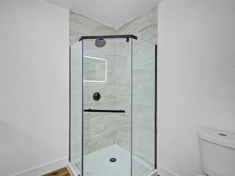 1203 W 6th St — Photo 30