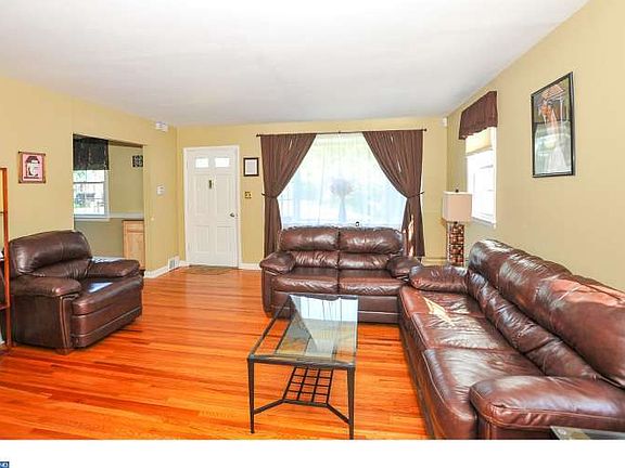 5th image of 1547 N North Hills Ave