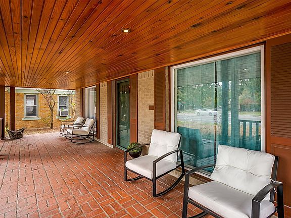 5th image of 1505 N Riverside Dr