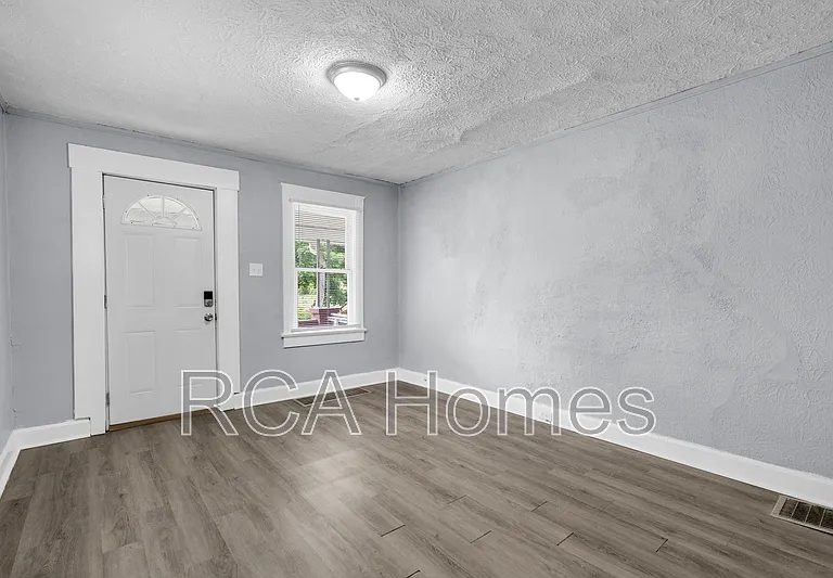1358 N Gale St — Photo 2