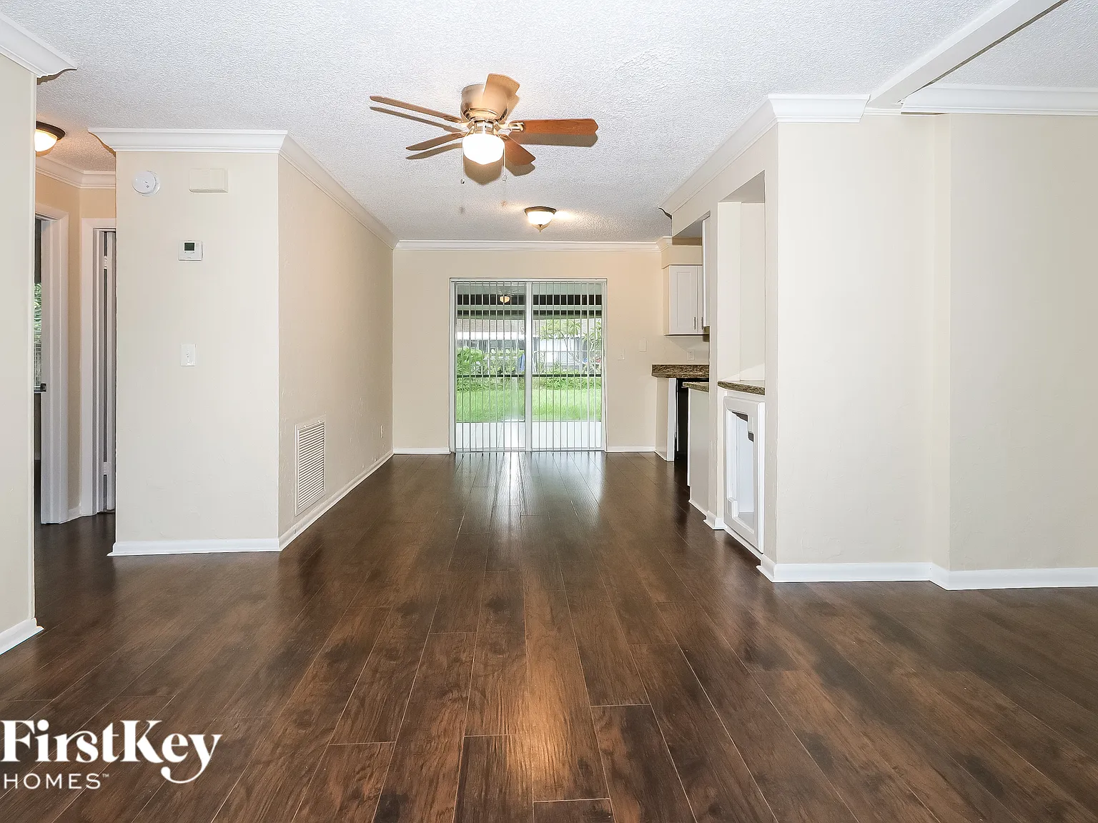3 bed, 2.0 bath, 1300 sqft, $3,055 — Photo 4
