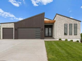 2226 SW Crown Dr, Lees Summit, MO 64082