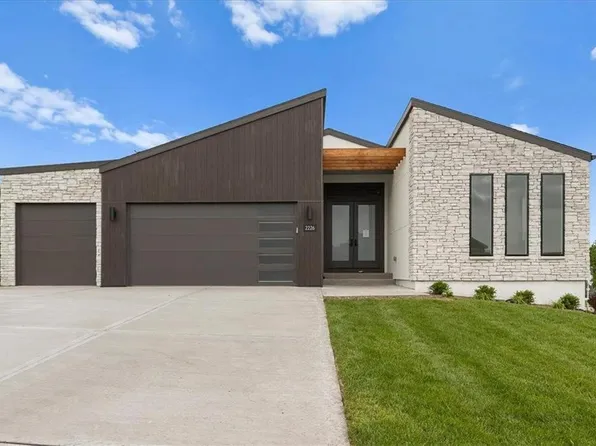 2226 SW Crown Dr, Lees Summit, MO 64082