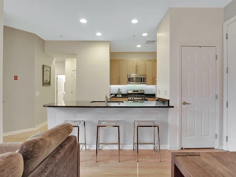 1300 Grand St #417 — Photo 10