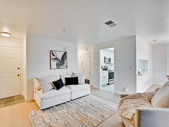 2nd image of 2709 Oak Rd APT G