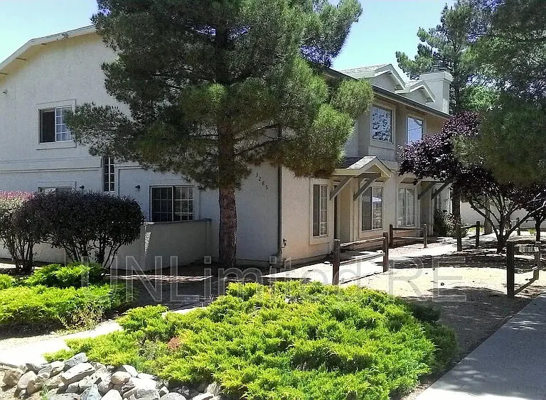 3285 N Hedgewood Dr #B — Photo 2