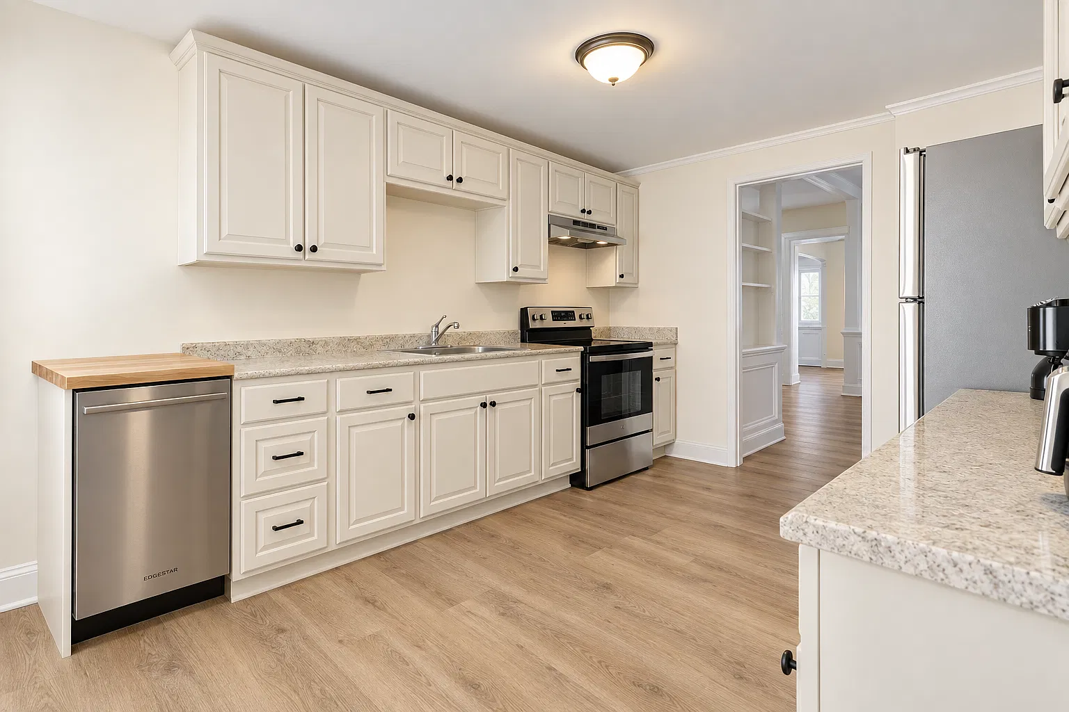 3 bed, 1.5 bath, 1300 sqft, $2,500 — Photo 2