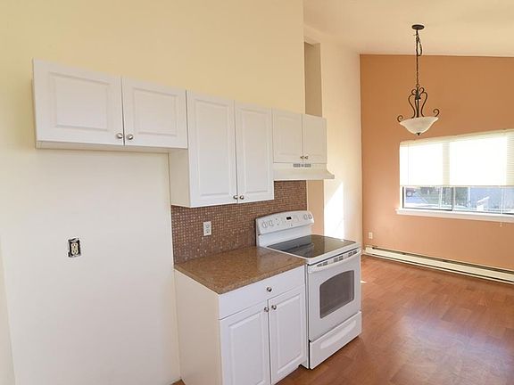 5th image of 49 Brewster Woods Dr
