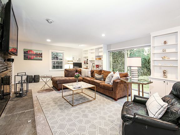 8 Carriage House Lane