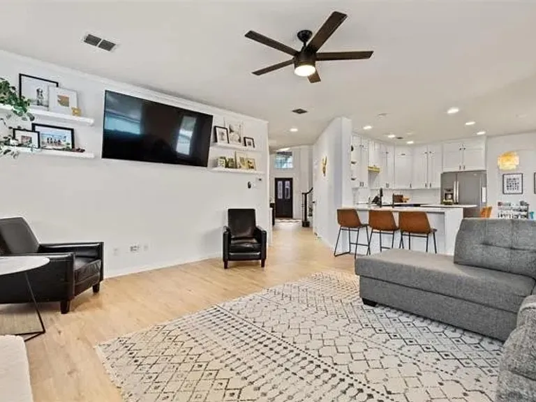 2051 Chisholm Trl — Photo 7