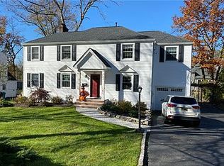 21 Wychwood Rd, Livingston, NJ 07039