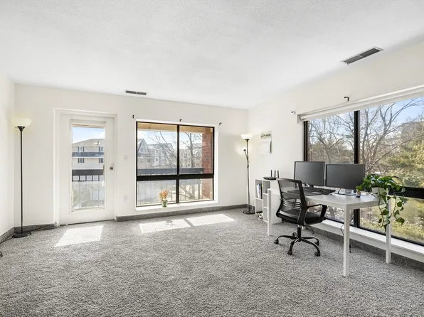 4 Summit Dr APT 511, Reading, MA 01867