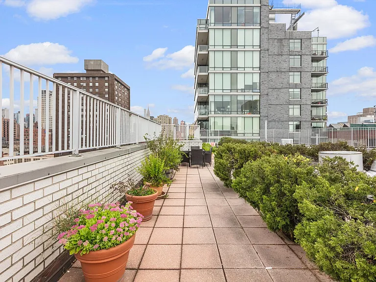 301 E 22nd St #8U — Photo 16