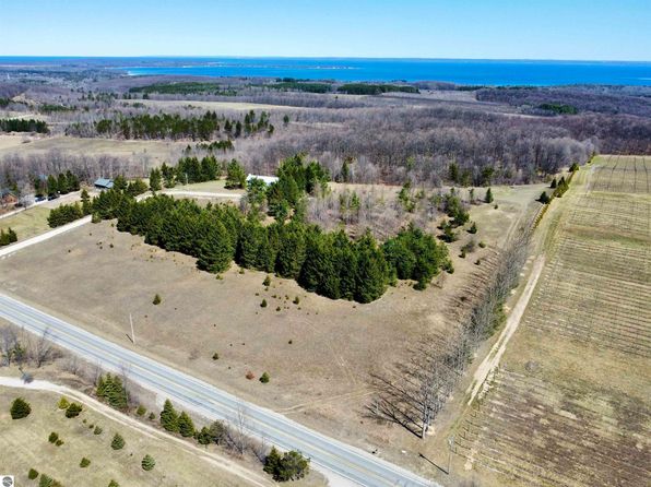 N Swede Rd, Northport, MI 49670