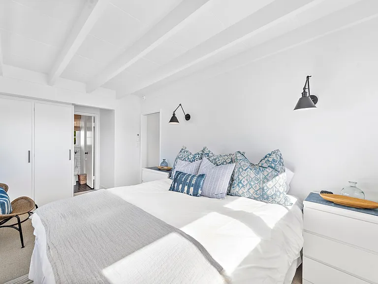 Light and bright bedroom with California King bed, luxury bedding, ensuite bath, 42" tv