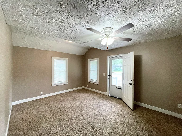 1002 N Grimes St — Photo 5