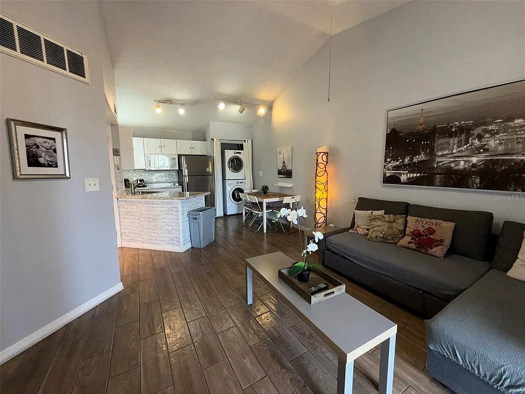 1 bed, 1.0 bath, 526 sqft, $1,350 — Photo 4