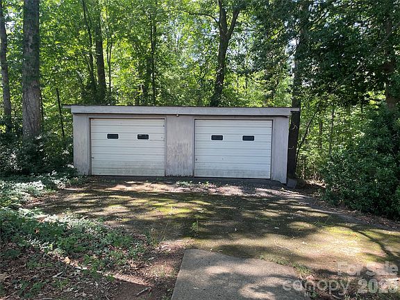 4th image of 1099 Amherst Rd