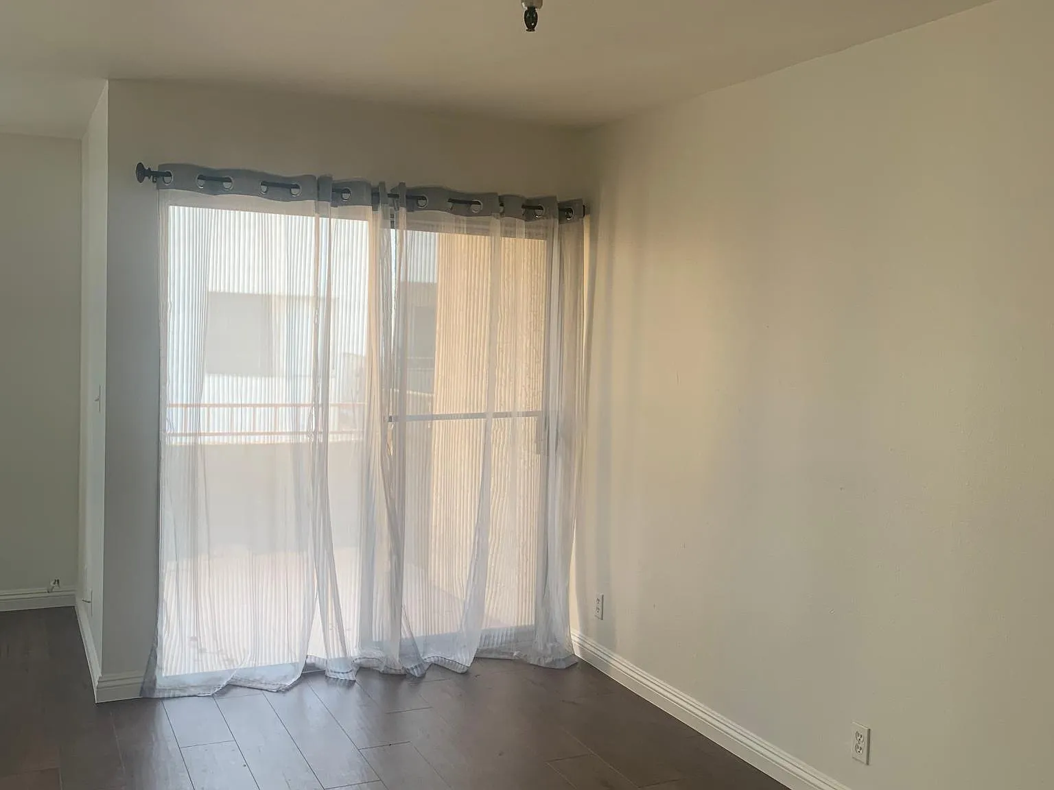 3 bed, 1.5 bath, 1100 sqft, $2,900 — Photo 4