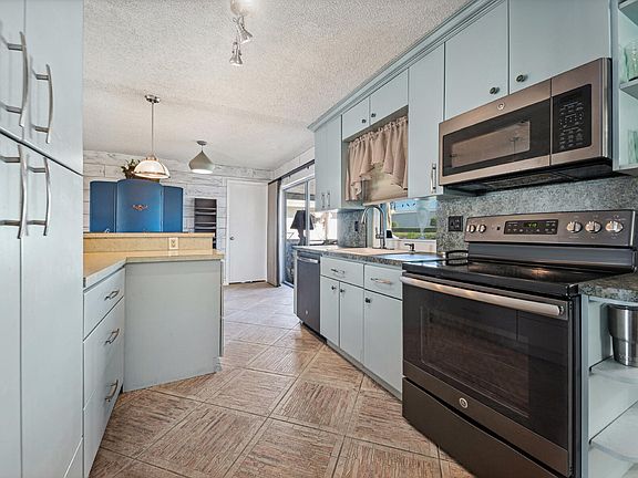 4th image of 2388 SW 14th Avenue