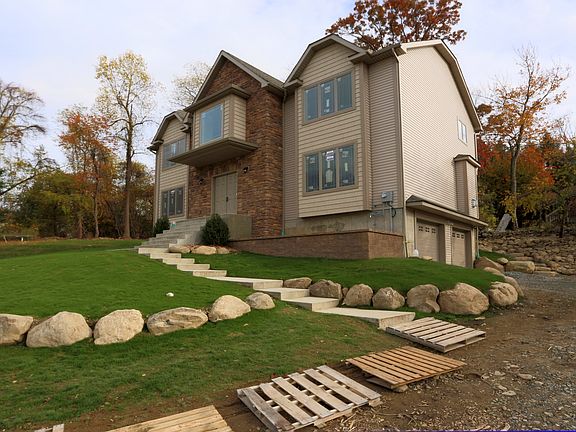 2nd image of 4 Carella Ct