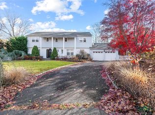 85 Chestnut Dr, Roslyn, NY 11576