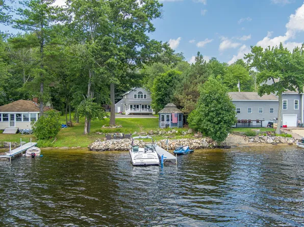 4 W Shore Dr, Sandown, NH 03873