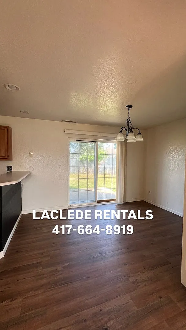 3 Bedroom 2.5 Bathroom Townhouse For Rent — Photo 2