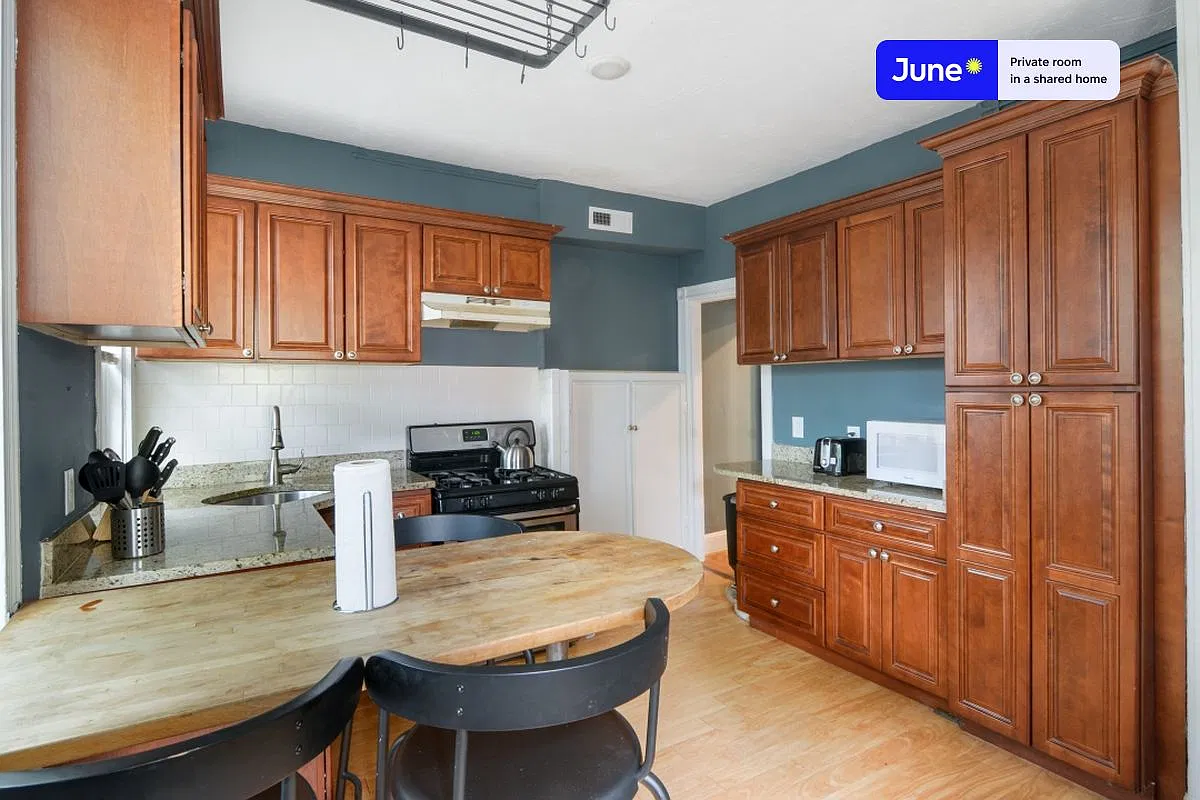 Full bedroom in 7 bed/2.5 bath home in Harvard Square #443 F — Photo 4