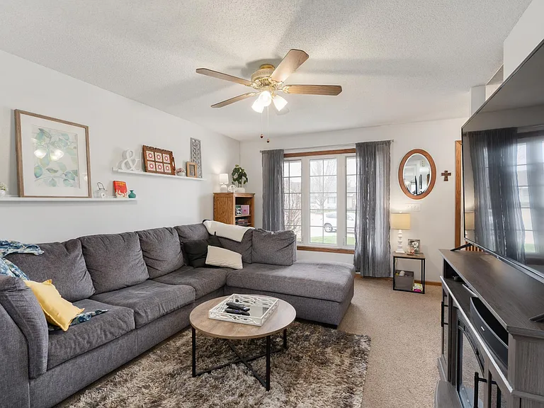607 SE Tower Ct — Photo 3