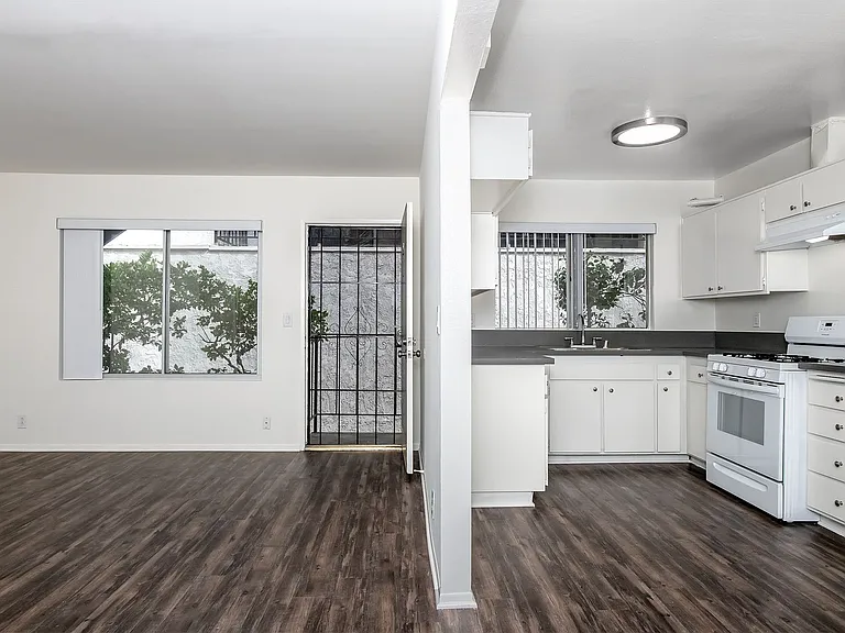 525 N Kenwood St — Photo 5